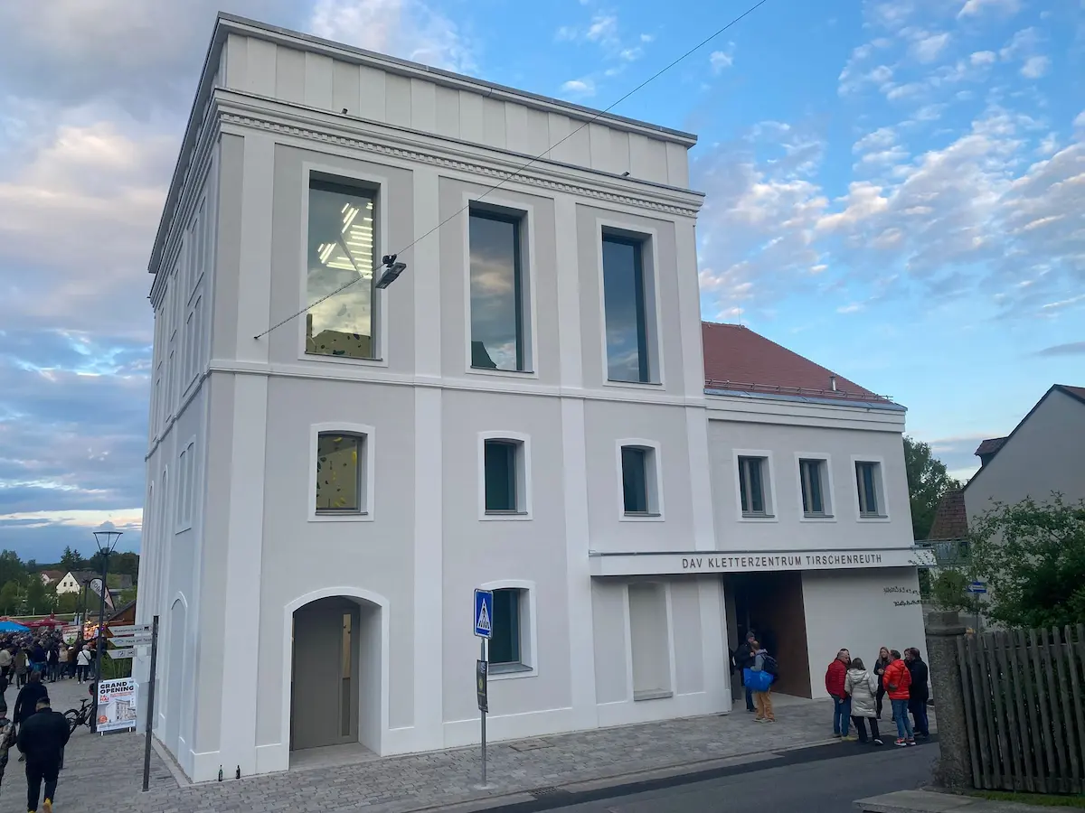 DAV Kletterzentrum Tirschenreuth Außenansicht mit moderner Architektur DAV Kletterzentrum Tirschenreuth Außenansicht mit moderner Architektur