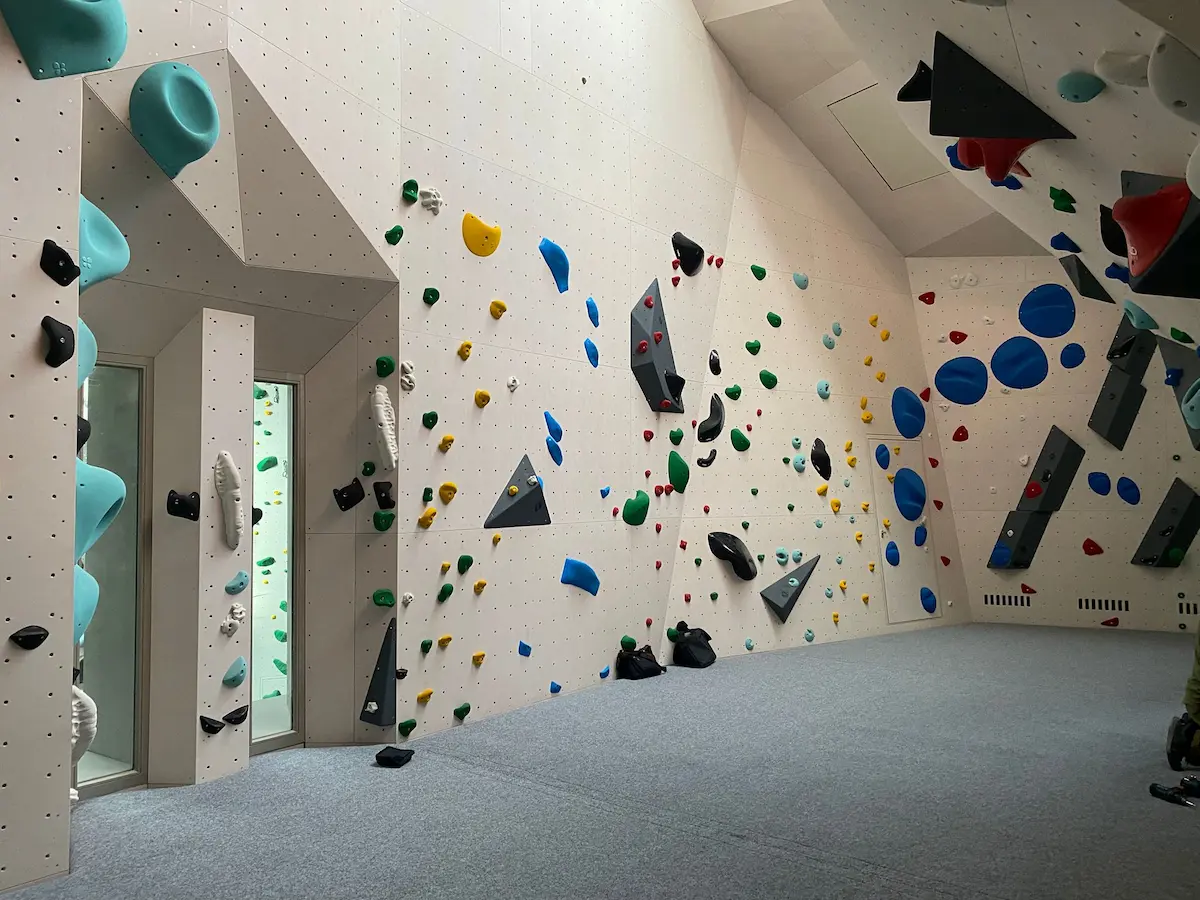 Boulderbereich im DAV Kletterzentrum Tirschenreuth mit verschiedenen Kletterrouten Boulderbereich im DAV Kletterzentrum Tirschenreuth mit verschiedenen Kletterrouten